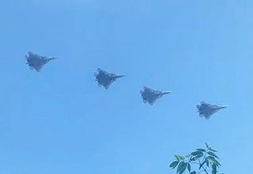 Очевидец запечатлел синхронный пролёт четырех Су-57 на репетиции Парада Победы