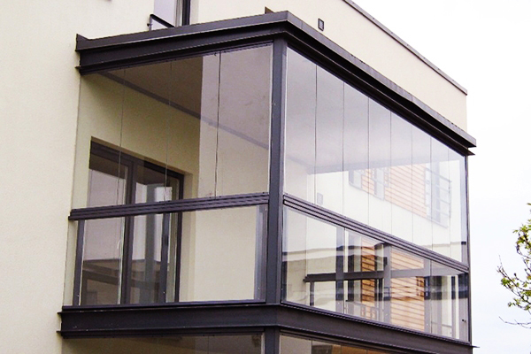 Застекление балкона своими силами. Способы и виды используемых материалов